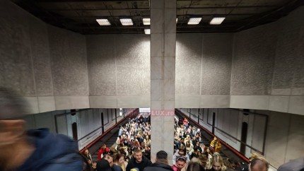 Haos la metrou. Zeci de călători au fost evacuați din tren luni dimineață