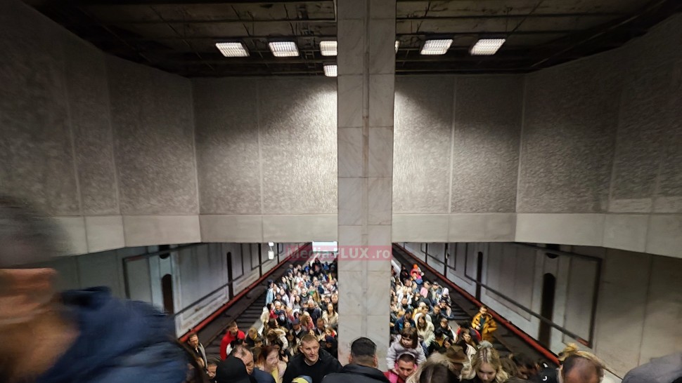 Haos la metrou. Zeci de călători au fost evacuați din tren luni dimineață