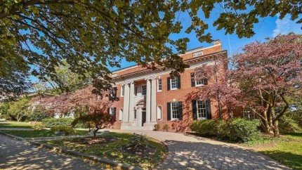 Viața ambasadorului României în SUA. Locuiește în fosta reședință de lux a diplomației iraniene la Washington 46 de camere 8 băi și o piscină. Casa era renumită pentru petrecerile faraonice
