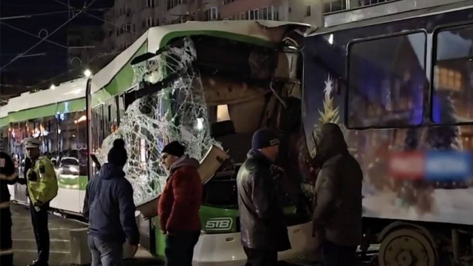 Două tramvaie s-au ciocnit frontal în Capitală. Cei doi vatmani și un călător au fost răniți