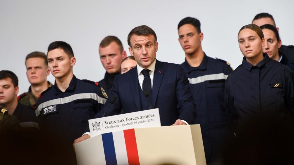 Emmanuel Macron cere trecerea la economia de război. Președintele Franței grăbește industria de apărare