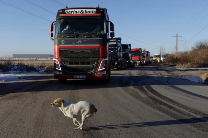 Transportatorii și fermierii continuă protestul în stradă