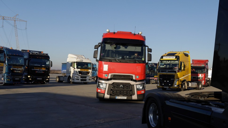 Transportatorii și fermierii continuă protestele. Zeci de bucureșteni au ieșit în stradă VIDEO