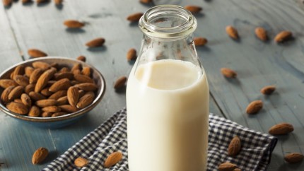 Beneficiile laptelui cu migdale. Are un conținut bogat în calciu