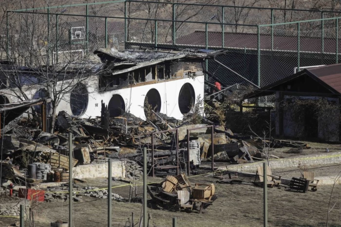 Patronul de la Ferma Dacilor, dus la locul tragediei! Gestul teribil făcut de Cornel Dinicu când a găsit în cenușă obiectele fiului său mistuit de flăcări FOTO