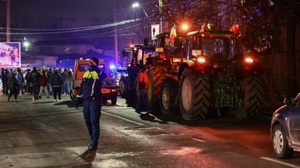 Transportatorii și fermierii au spart barajele Poliției. Jandarmii i-au blocat la Chiajna. Situația a degenerat UPDATE | FOTOVIDEO
