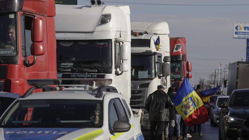 Protestele blochează vămile și intrările în orașe. Primul minister care a cedat revendicărilor transportatorilor și fermierilor | UPDATE