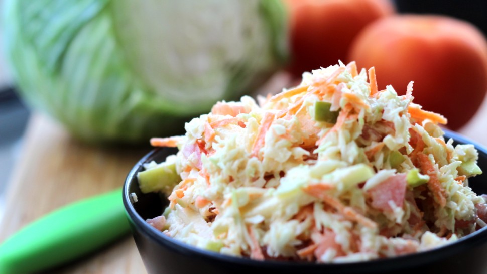 Rețetă salată coleslaw. Se poate servi cu o mulțime de preparate