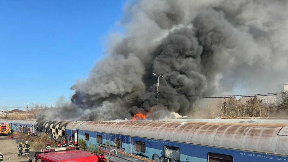 Incendiu în Gara Basarab din București Focul s-a extins la 15 vagoane pompierii au reușit să localizeze flăcările. UPDATE | FOTO