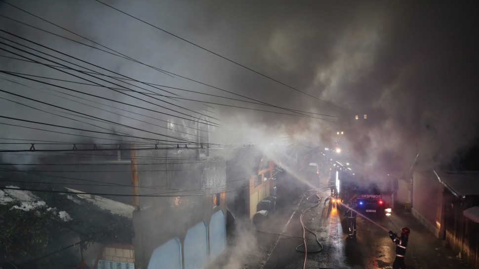 Incendiu violent în Sectorul 3 al Capitalei. Pompierii au intervenit de urgență | FOTO și VIDEO