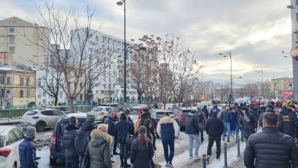Protest în fața sediului ASF din București. Traficul pe Splaiul Independenței este blocat | FOTO