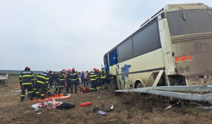 Accident între un TIR și un autobuz