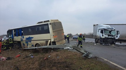 Plan roșu de intervenție după ce un autobuz și un TIR s-au ciocnit 11 persoane au ajuns la spital