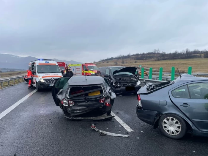 Accident în județul Sibiu, pe Autostrada A1 soldat cu 4 victime și 6 mașini avariate