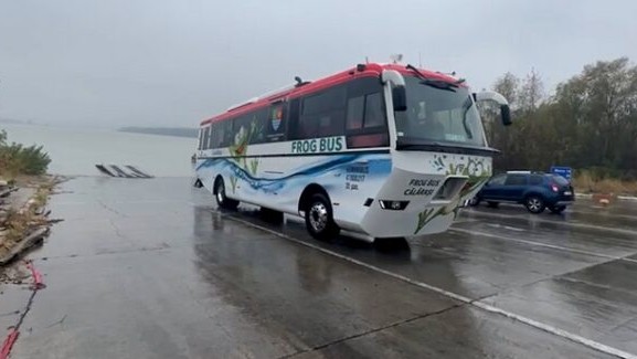 Premieră națională la Călărași Un autobuz circulă pe uscat și pe apă până în Bulgaria