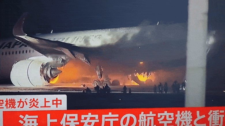 Aproape de tragedie Un avion a aterizat în flăcări pe pista aeroportului din Tokyo. Momentul incendiului | VIDEO UPDATE