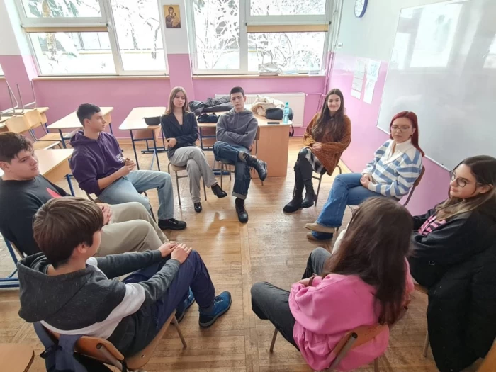 „Pe riscu` tău”, campania de prevenire a consumului de droguri, care aduce la aceeași masă elevii, părinții și profesorii
