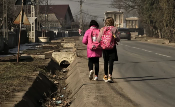 Bani pentru elevi navetă