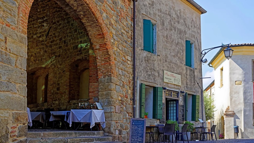 Petrarca orașul italian care spune o poveste. Locul de unde provin spinii din coroana mântuitorului Iisus Hristos