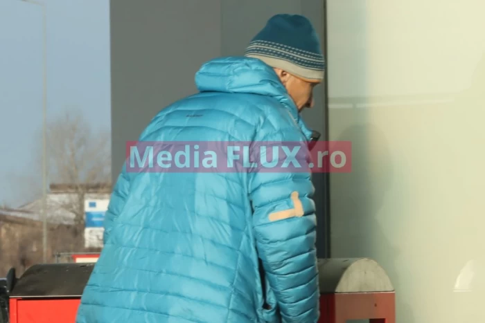 Cine trage de Theodor Stolojan? Fostul premier ”Dragă Stolo”, prins cu o geacă ruptă și lipită cu plasturi