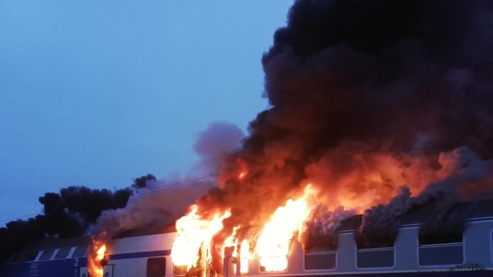Panică printre călătorii CFR. Trenul Galați-Cluj Napoca a luat foc în mers