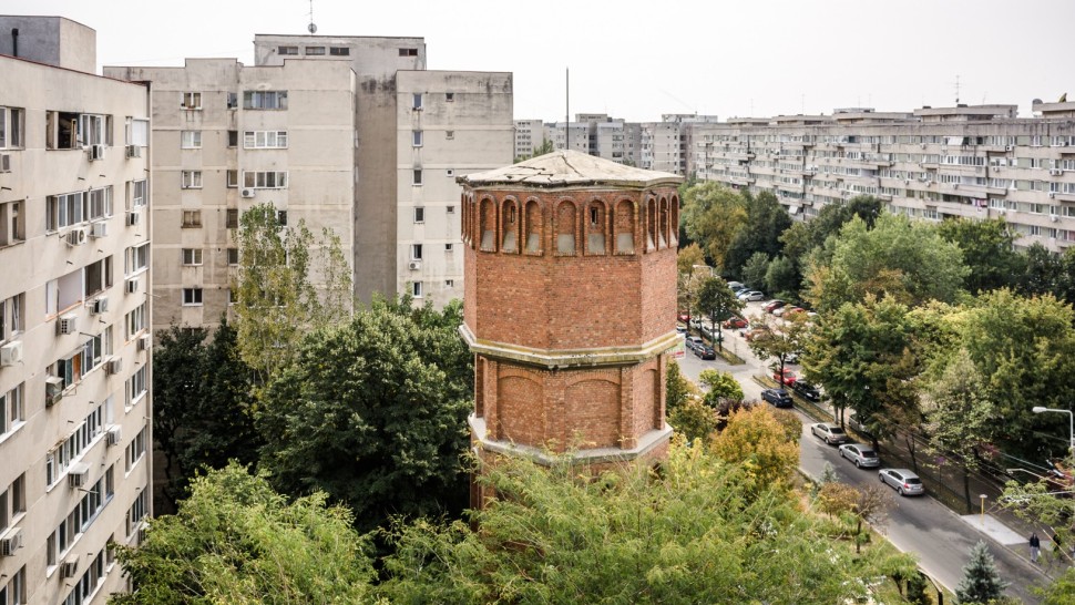 Turnul de apă din cartierul Drumul Taberei. E unic în București și pe vremea comuniștilor a fost alimentară