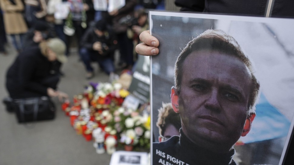 Omagiu pentru Aleksei Navalnîi în fața Ambasadei Rusiei FOTO