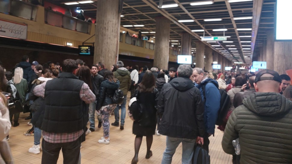 Continuă haosul la metrou trenurile circulă tot mai rar. În acest timp Guvernul dă bani Metrorex