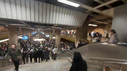 Panică în metroul bucureștean. Un călător a apăsat butonul de urgență iar trenul s-a decuplat de la curent