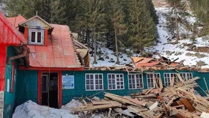 Una dintre cele mai vechi cabane din judeţul Braşov a fost demolată. Ce se va ridica pe locul ei