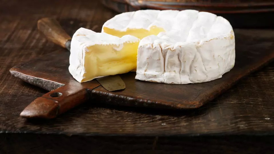Francezii vor rămâne fără brânza lor preferată. Camembert ar putea să dispară definitiv