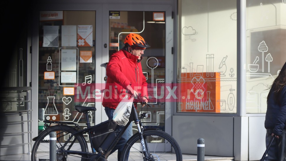 EXCLUSIV PAPARAZZI. Fostul primar al sectorului 1 Andrei Chiliman și-a luat medicamentele. Cu bicicleta | FOTO și VIDEO