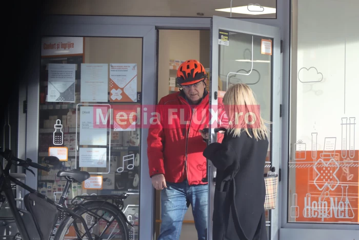 Andrei Chiliman, fostul primar al Sectorului 1, merge regulamentar pe bicicletă în drum spre farmacie