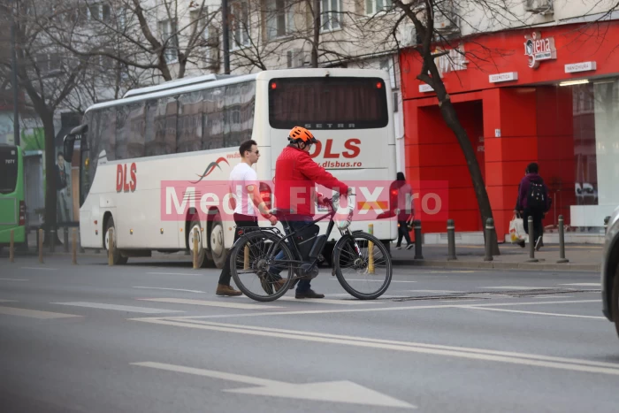 Andrei Chiliman, fostul primar al Sectorului 1, merge regulamentar pe bicicletă în drum spre farmacie