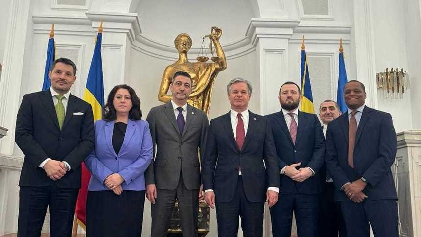 Directorul FBI vizită în România. Întâlniri cu procurorul general procurori-şefi de la DIICOT şi DNA și cu reprezentanţi ai Ministerului Justiţiei