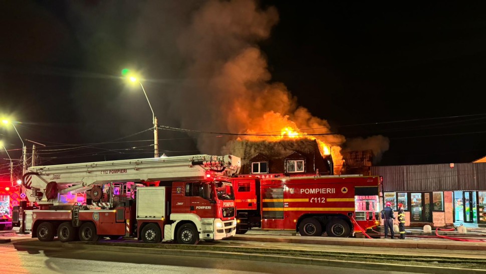 Incendiu puternic în Berceni marți dimineața. Pompierii s-au luptat ore în șir cu flăcările uriașe | FOTO