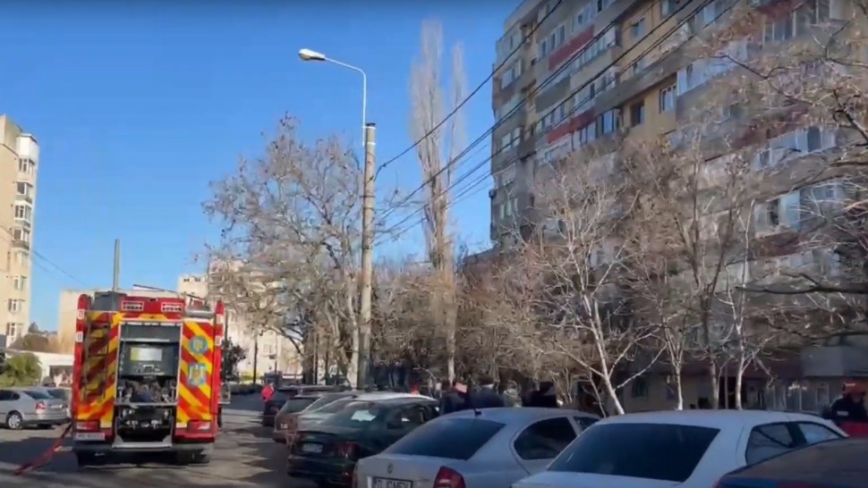 Incendiu într-un bloc din Constanța. Zeci de persoane evacuate printre care și cinci copii VIDEO