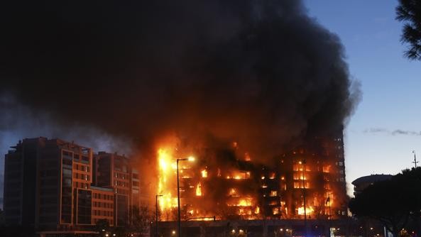 Incendiu uriaș în Valencia într-o clădire de 14 etaje. Sunt oameni blocați în clădire și un spital de campanie a fost instalat în zonă VIDEO UPDATE