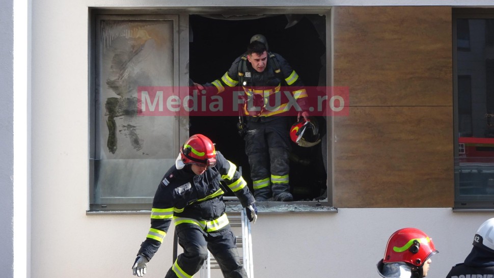 EXCLUSIV Incendiu într-un bloc de pe Șoseaua Nordului din Capitală | GALERIE FOTO