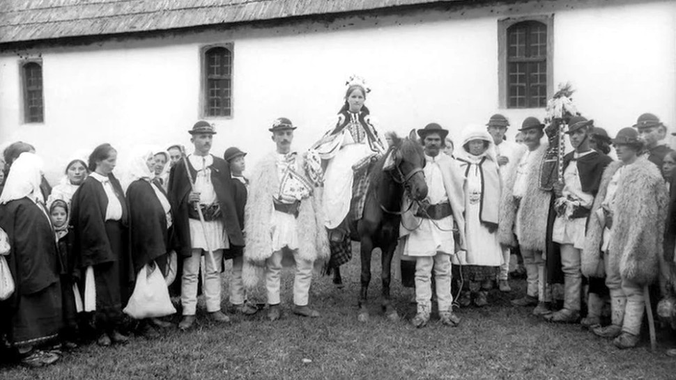 Cum erau nunțile în România acum 100 de ani Fetele de la țară se căsătoreau la 14-15 ani iar mireasa trebuia să aibă lada de zestre