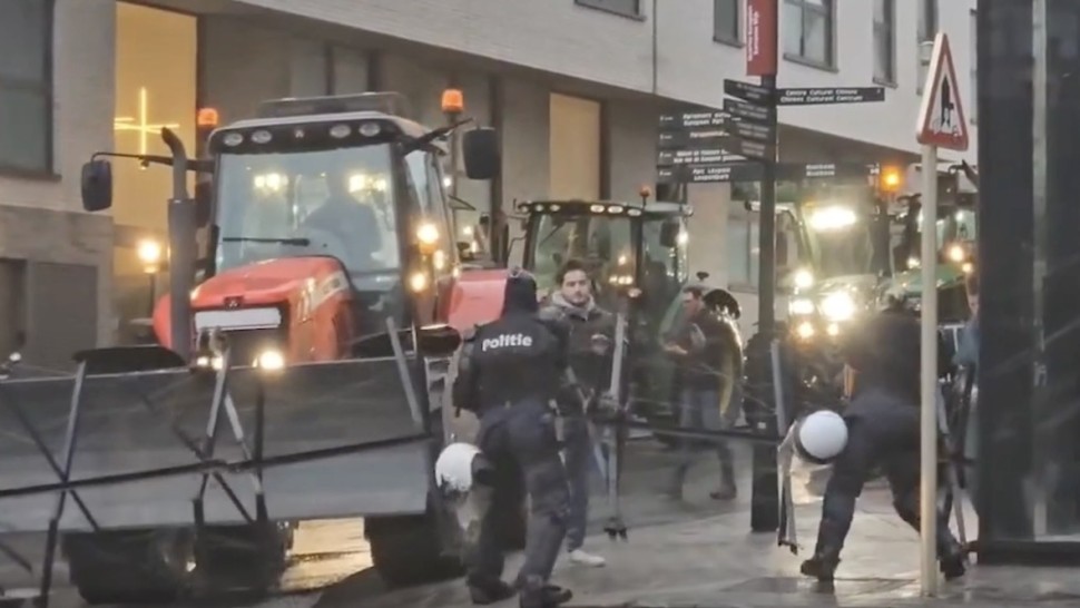 Proteste violente în capitala Belgiei. Forțele de ordine sunt atacate cu bălegar și petarde