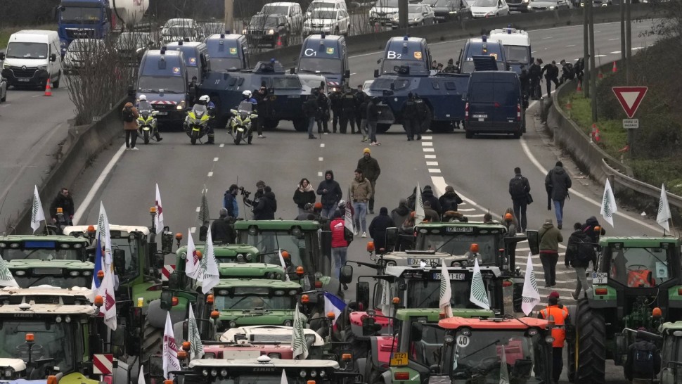 Bruxelles-ul ținta protestelor fermierilor. Foc lângă Parlamentul European sub ochii lui Iohannis | UPDATE