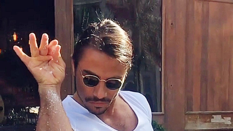 La restaurantul Salt Bae din Londra s-a închis căldura. Clienții plătesc 800 de euro pe o friptură dar mănâncă în frig
