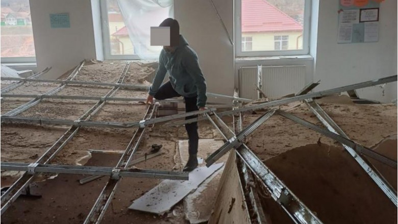 Tavanul unei școli din Sibiu s-a prăbușit peste copii. Dosar penal după ce patru elevi au fost răniți