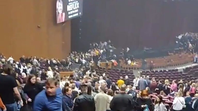 Atac cu mitraliere într-un mall din Moscova. Sunt 40 de morți. Au apărut primele imagini din interior UPDATE VIDEO