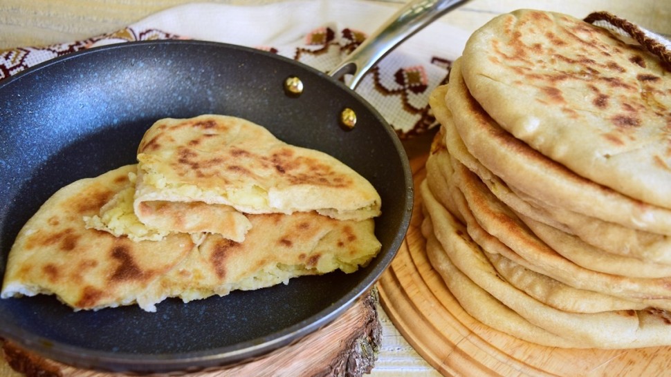 Rețetă plăcintă cu cartofi. Se pot face la cuptor sau la tigaie