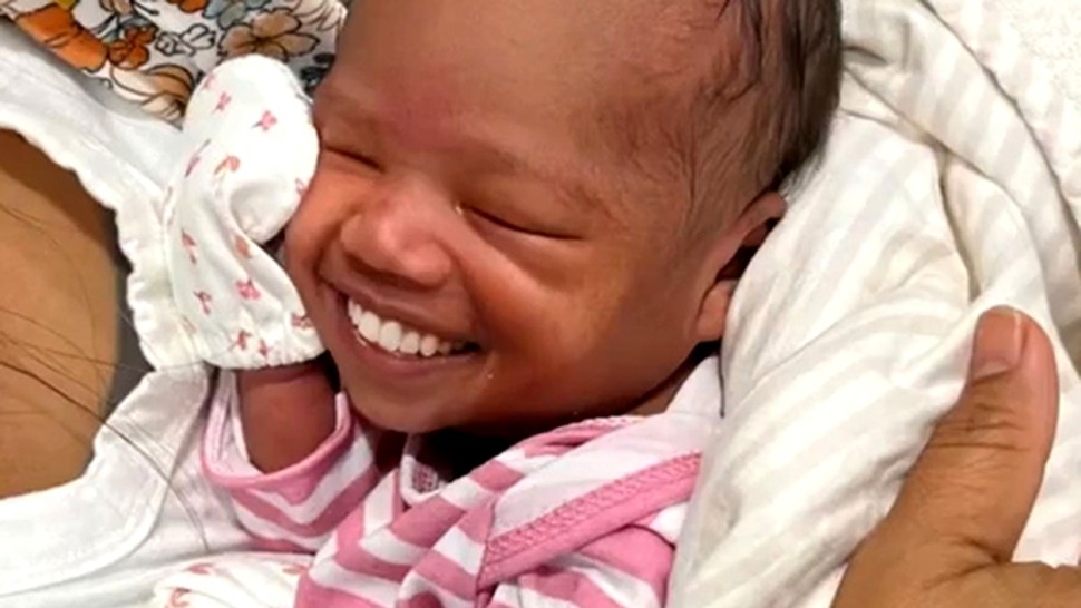 Caz extrem de rar. Fetița care s-a născut cu dantura completă | Video
