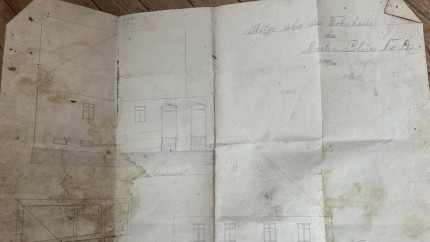 Documente vechi de 100 de ani găsite în zidurile unei primării din Sibiu