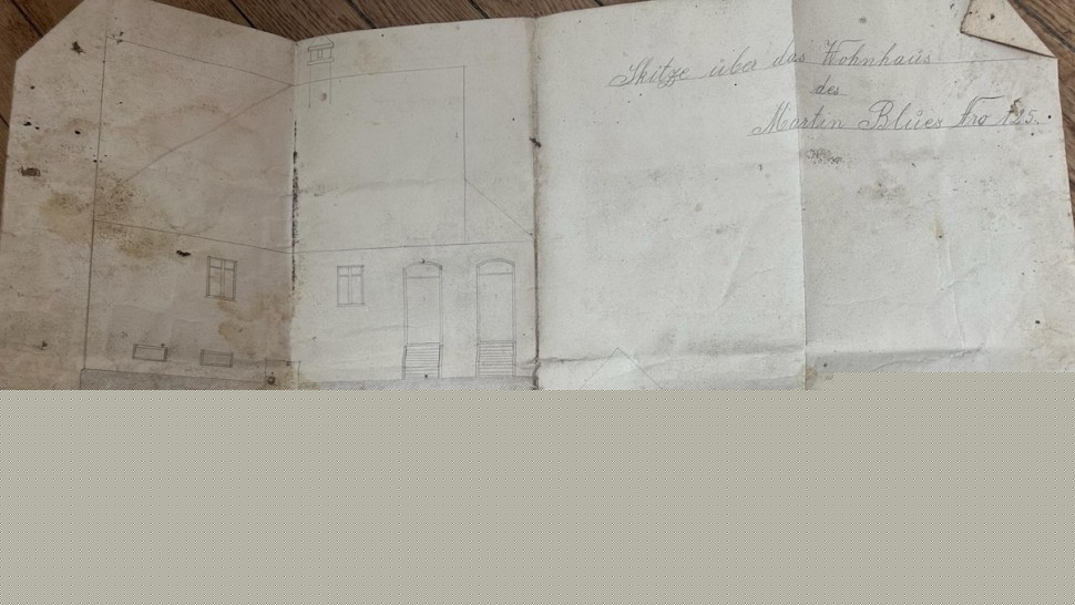 Documente vechi de 100 de ani găsite în zidurile unei primării din Sibiu