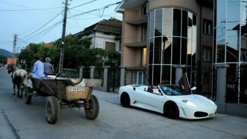 Cel mai bogat sat din România. Ești sărac dacă ai doar Ferrari